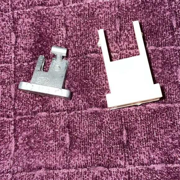 Metal and plastic end pieces not sure what this is for make an offer - Picture 5 of 7